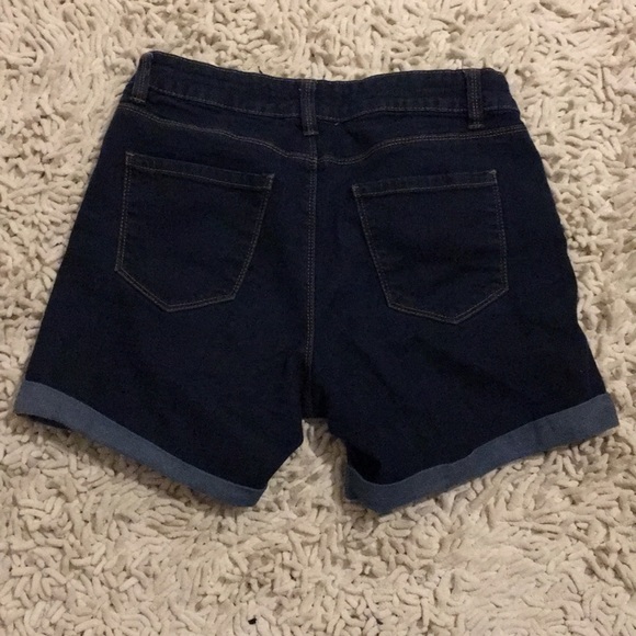 ✨3/20✨ Dark wash cuffed Bluenotes denim shorts - Picture 2 of 6